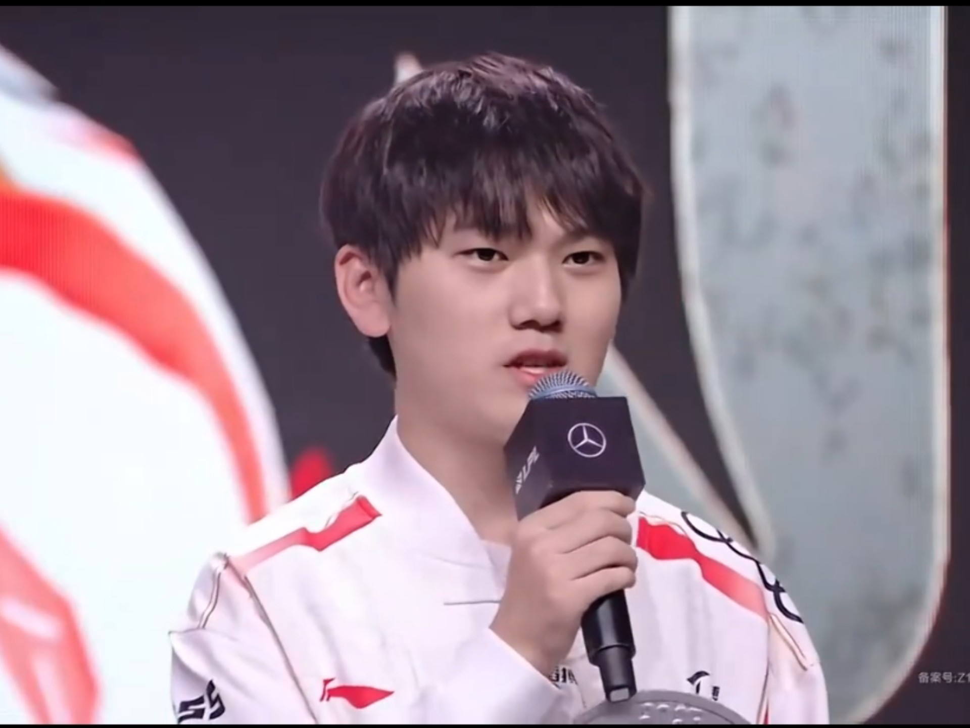 STAR-JackeyLove重返赛场，战术调整首场状态出色，FPX观众沸腾！